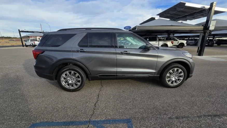 2026 Ford Explorer | Photo 4 of 31