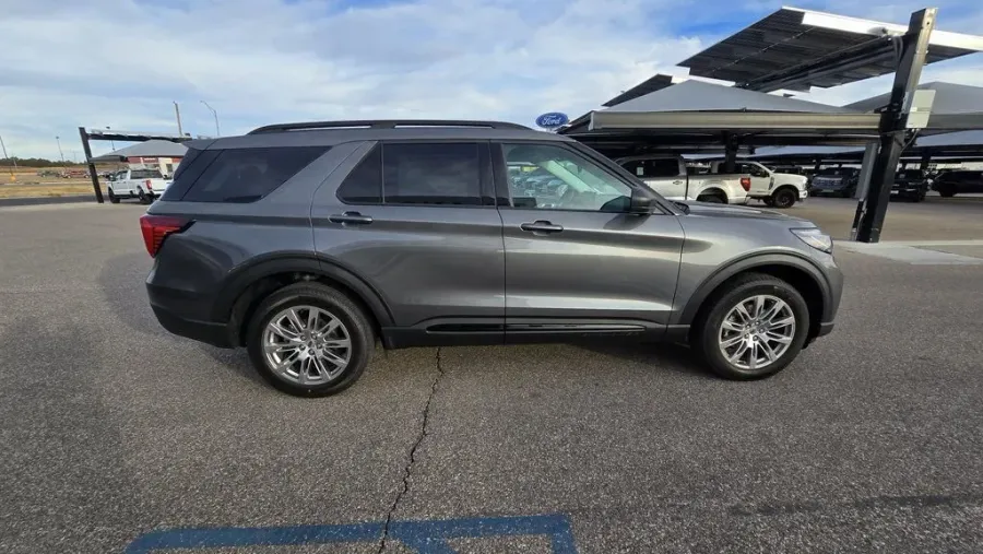 2026 Ford Explorer | Photo 4 of 31