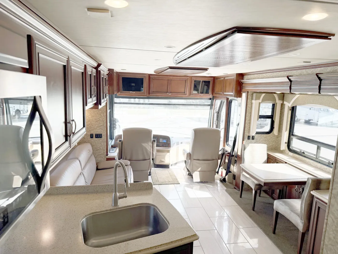 2015 Newmar Ventana 3436 | Photo 3 of 19