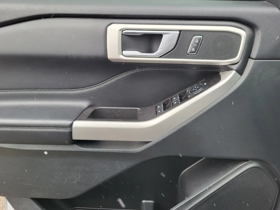 2023 Ford Explorer XLT | Photo 20 of 32