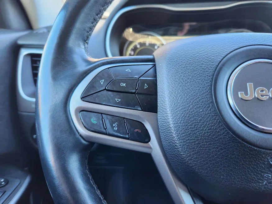 2019 Jeep Cherokee Latitude Plus | Photo 23 of 29