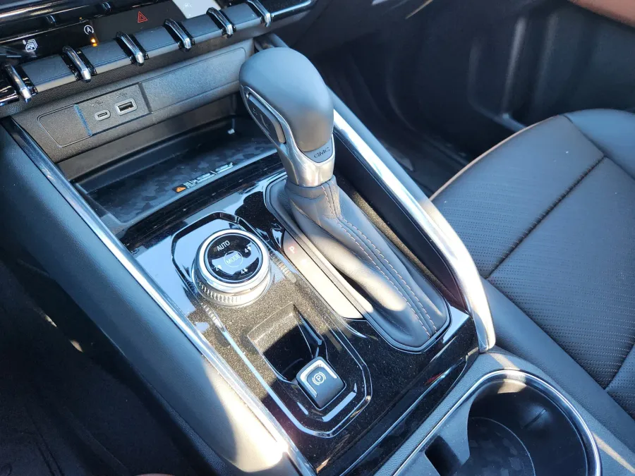 2025 GMC Canyon 4WD AT4 | Photo 24 of 28