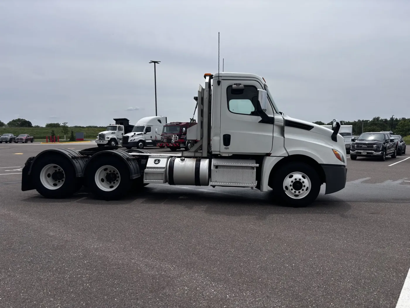 2020 Freightliner Cascadia 126 | Photo 4 of 15