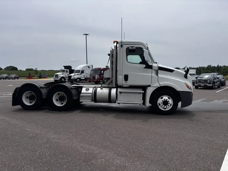 2020 Freightliner Cascadia 126 | Photo 4 of 15