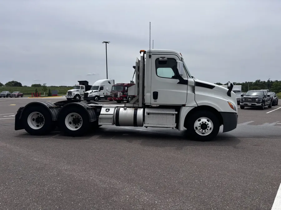 2020 Freightliner Cascadia 126 | Photo 4 of 15