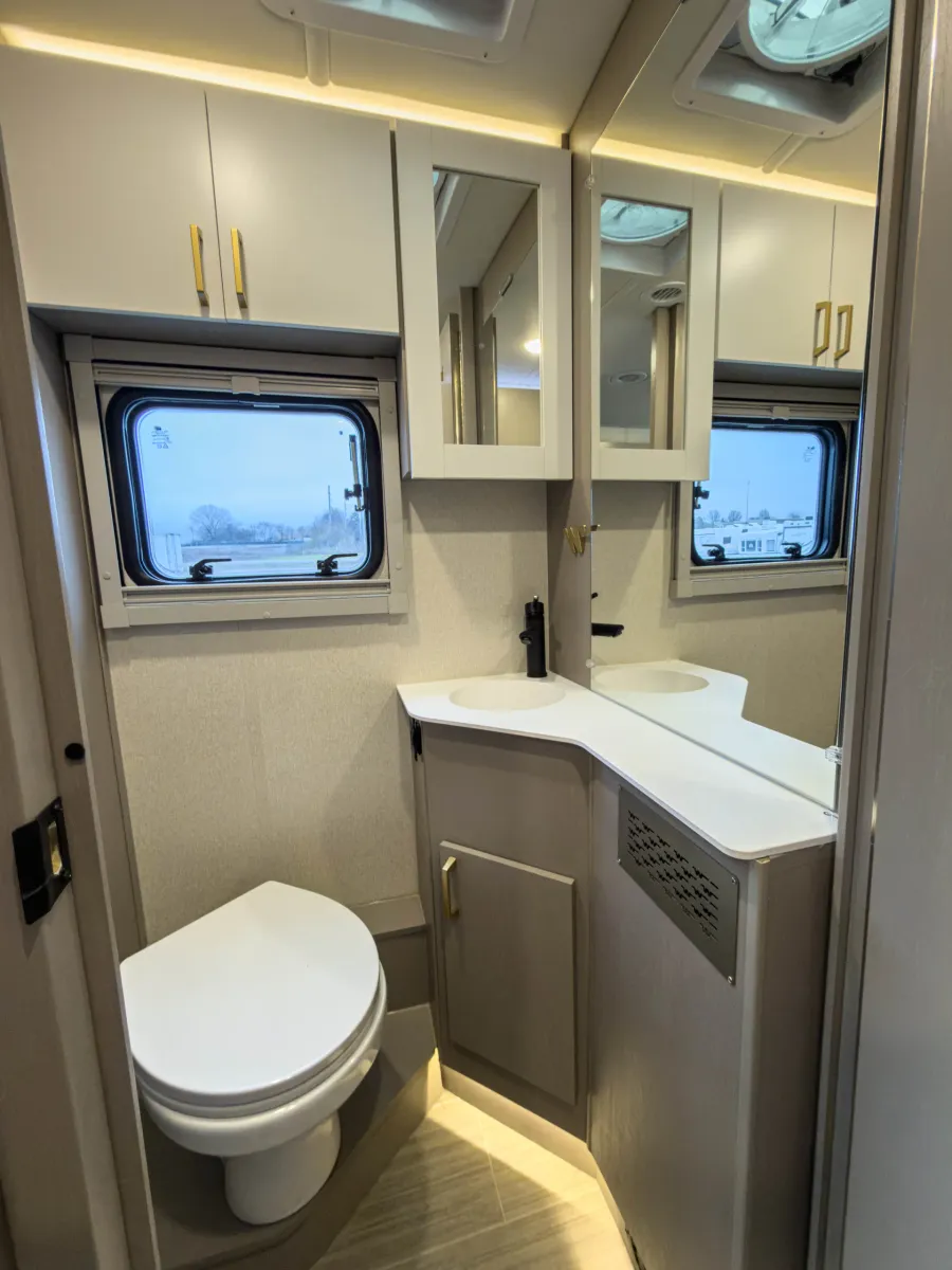 2027 Winnebago Navion 24R | Photo 18 of 29