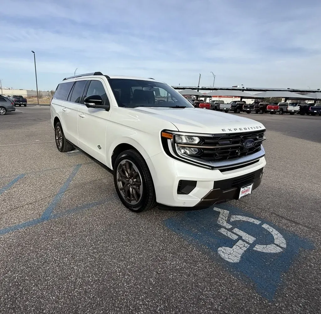 2025 Ford Expedition Max | Photo 3 of 34
