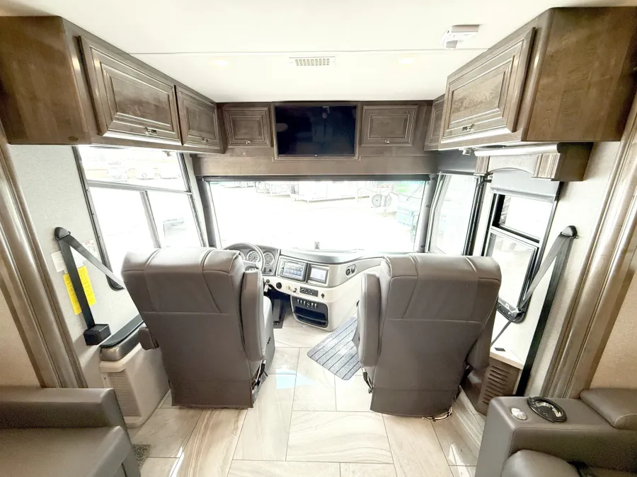 2019 Fleetwood Discovery 40M LXE | Photo 6 of 30