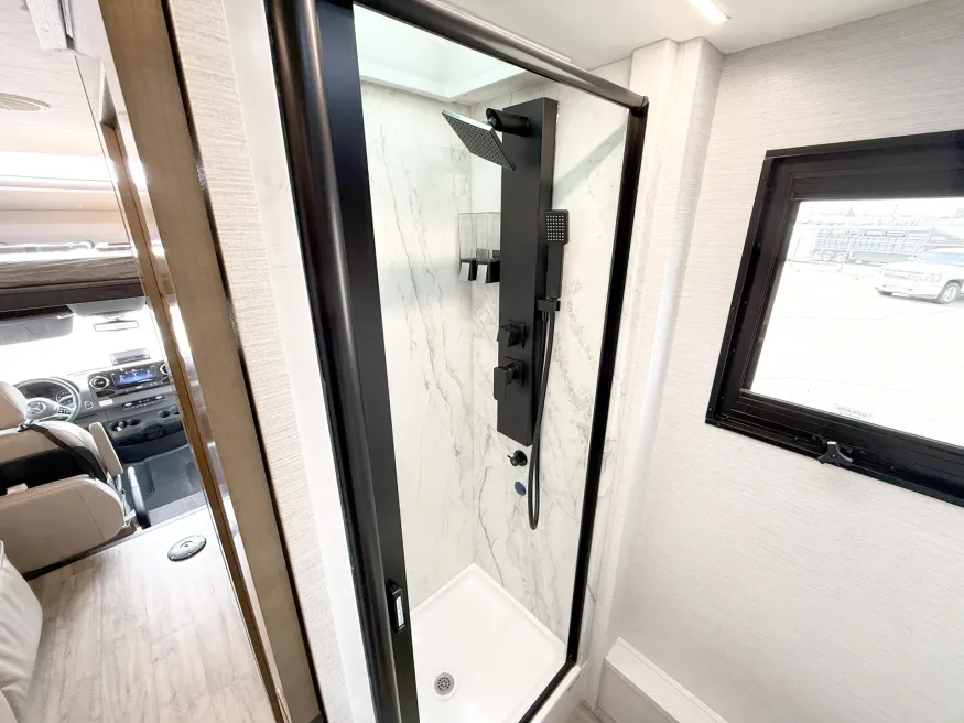 2027 Newmar Freedom Aire 2512 | Photo 11 of 25