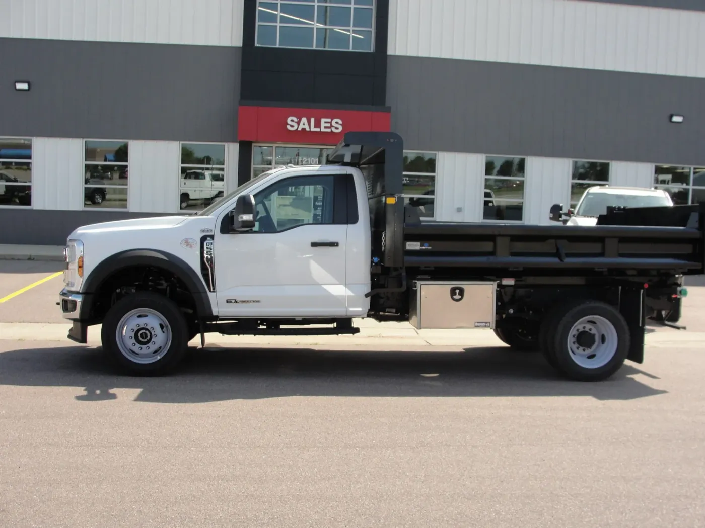 2025 Ford F-550 | Photo 2 of 18
