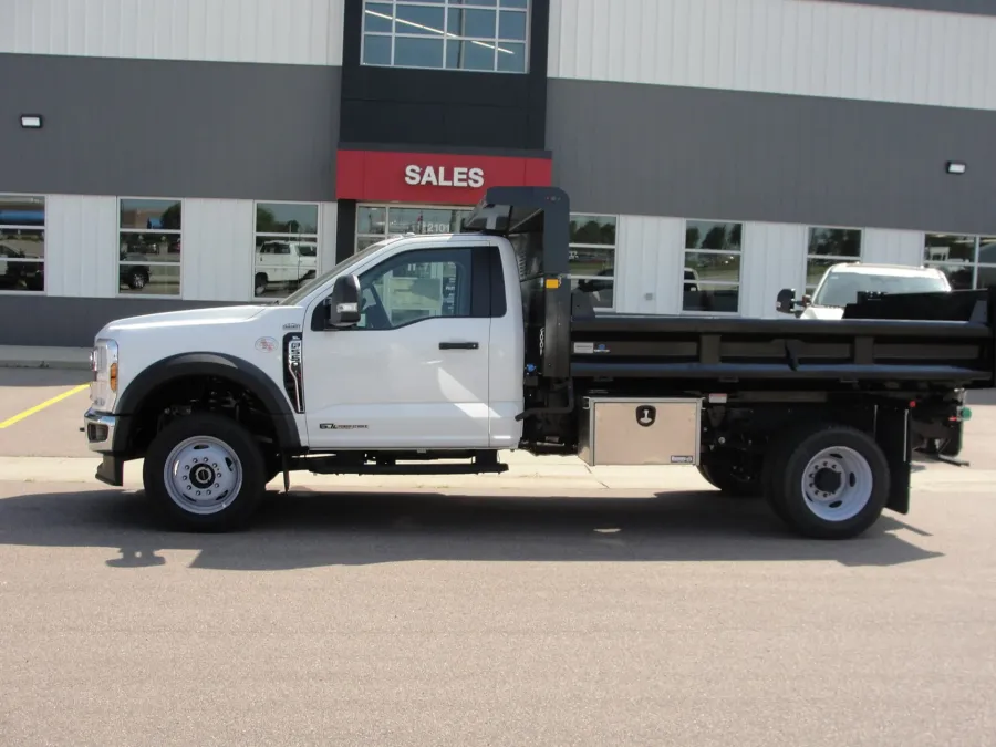 2025 Ford F-550 | Photo 2 of 18