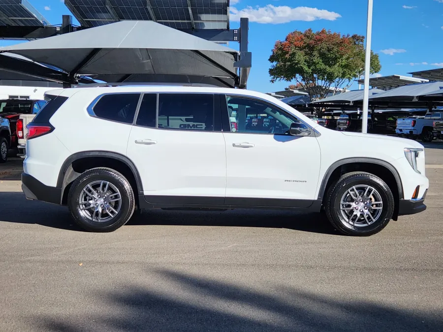 2025 GMC Acadia AWD Elevation | Photo 1 of 29