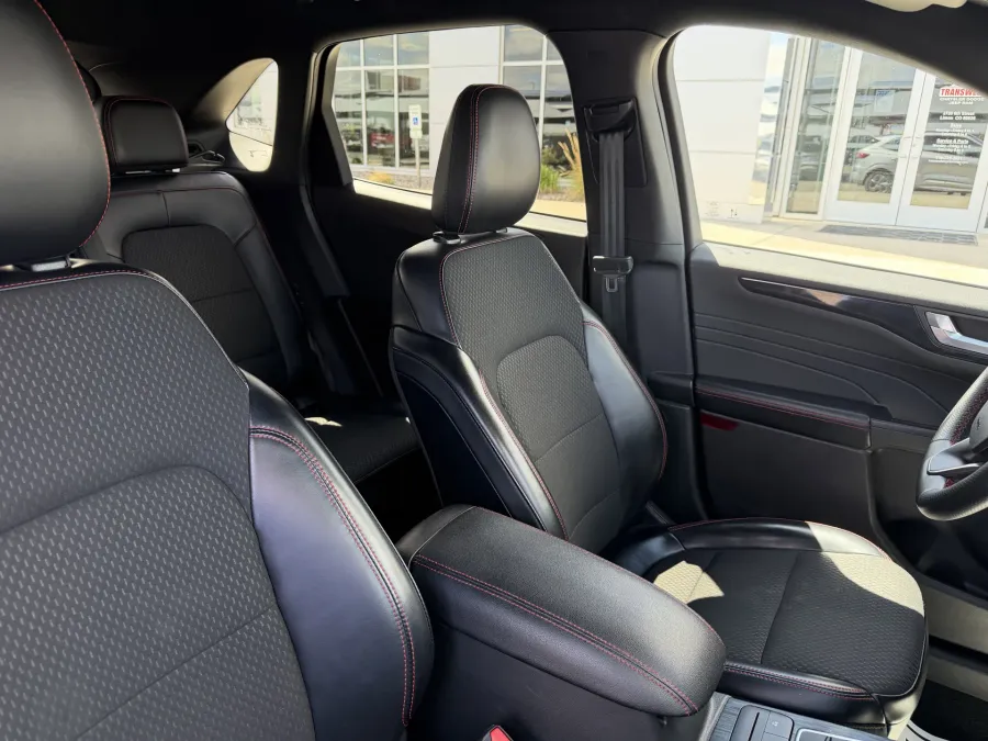 2024 Ford Escape ST-Line | Photo 14 of 24