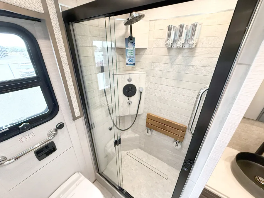 2026 Newmar Summit Aire 4505 | Photo 18 of 32