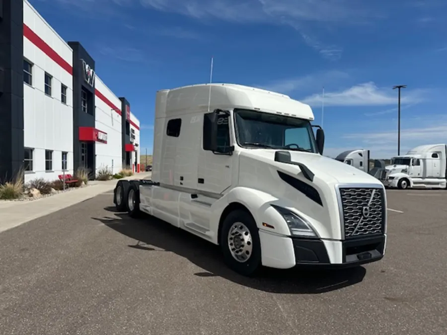 2021 Volvo VNL | Photo 3 of 16