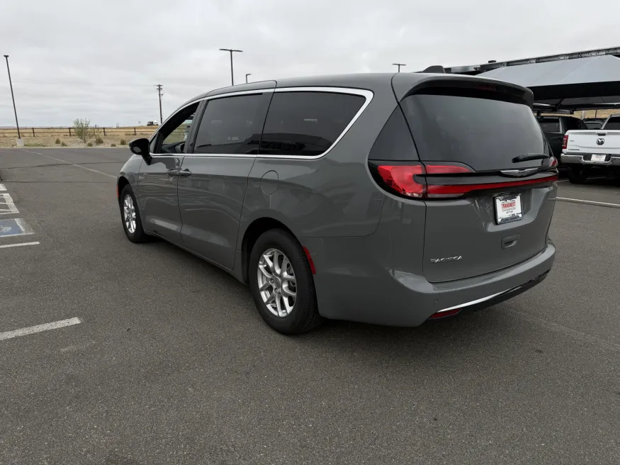 2025 Chrysler Pacifica Select | Photo 5 of 20