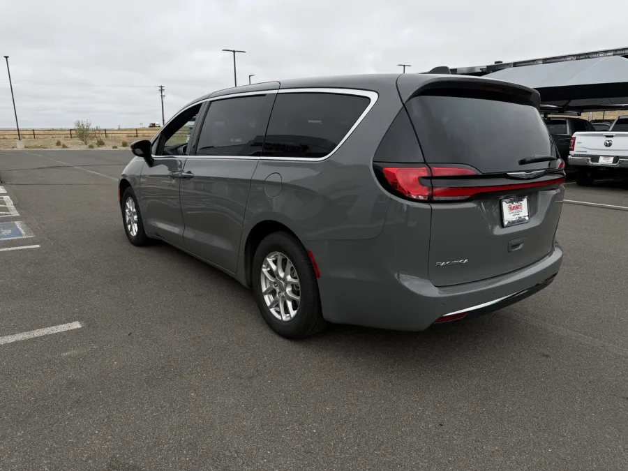 2025 Chrysler Pacifica Select | Photo 5 of 20