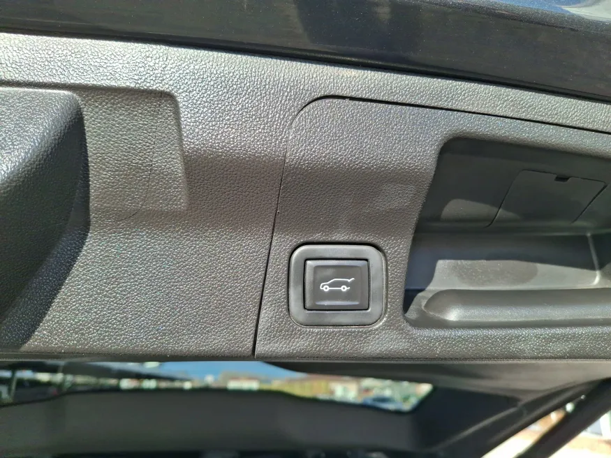 2020 GMC Acadia SLT | Photo 9 of 22