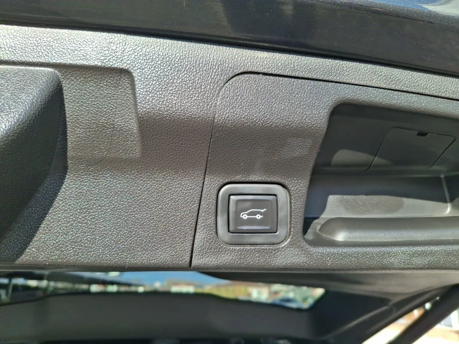 2020 GMC Acadia SLT | Photo 9 of 22