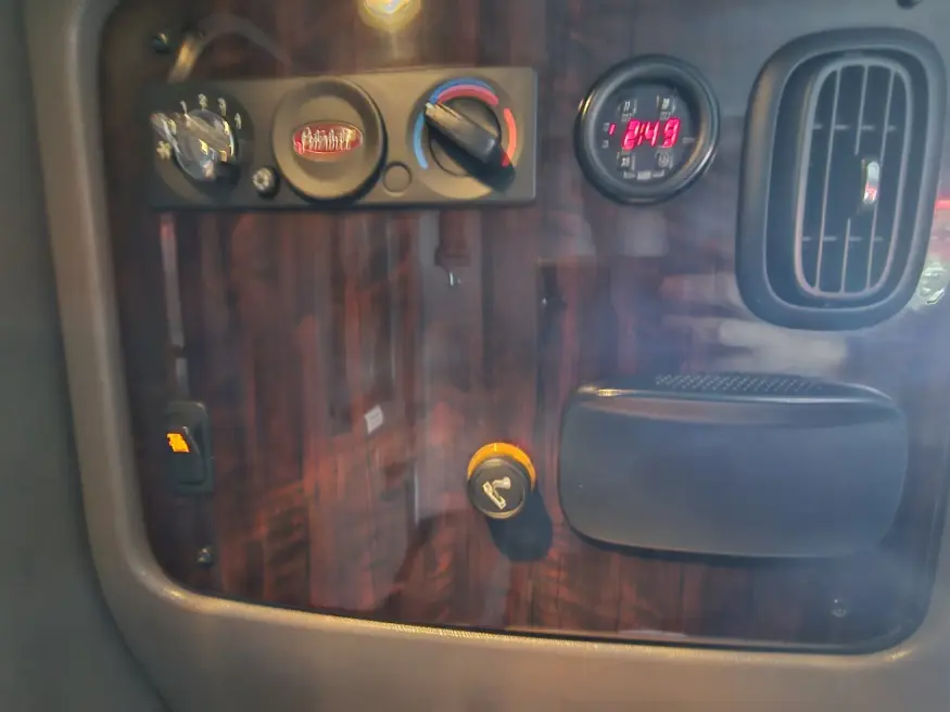 2018 Peterbilt 389 | Photo 33 of 35