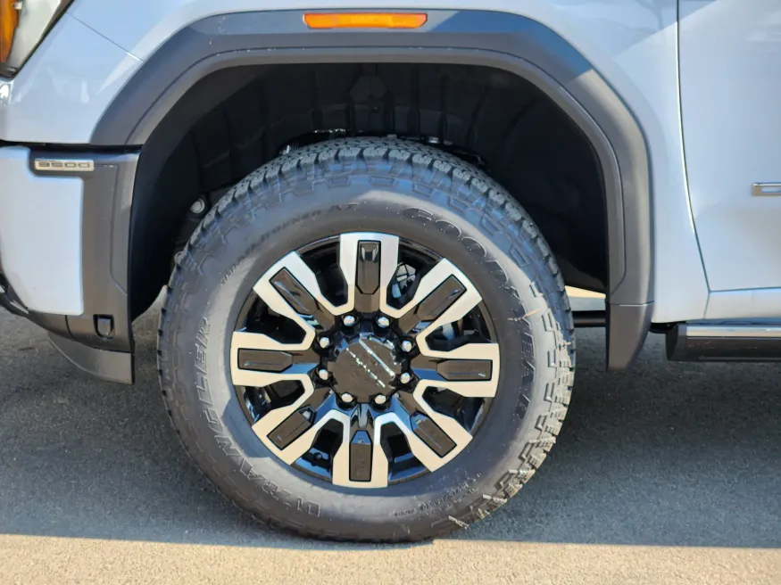 2025 GMC Sierra 3500HD Denali Ultimate | Photo 21 of 32