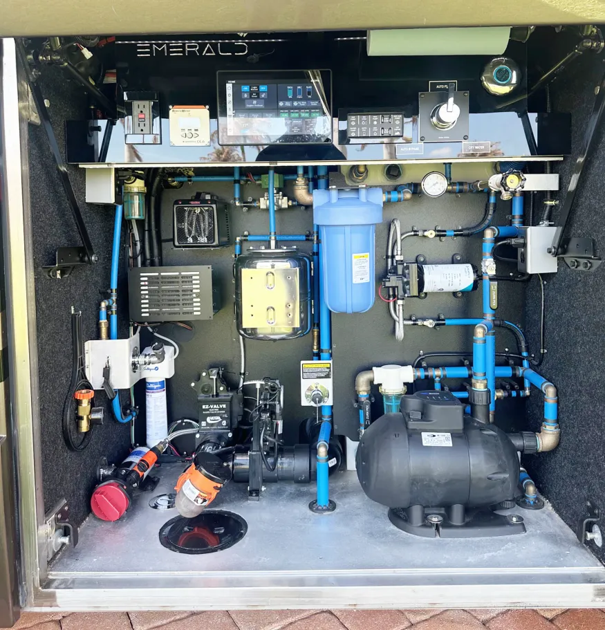 2023 Emerald Luxury Coaches Prevost H3-45 Triple Slide | Photo 37 of 41