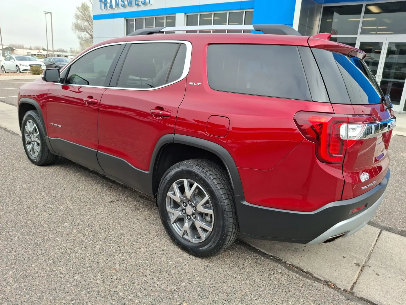 2023 GMC Acadia SLT | Photo 2 of 22