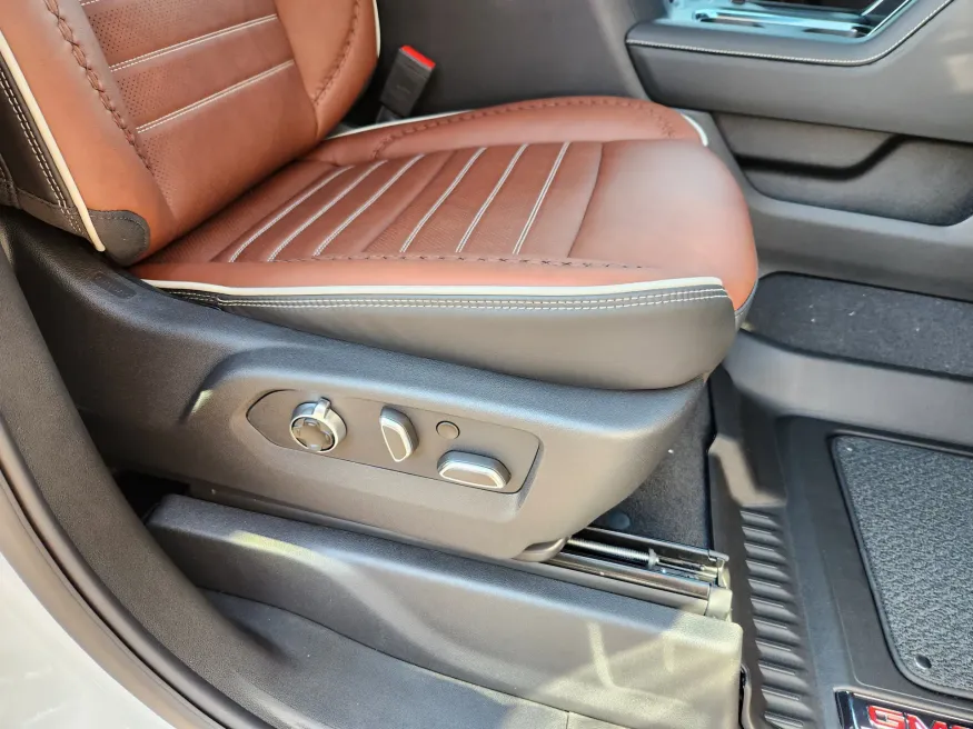 2025 GMC Sierra 3500HD Denali Ultimate | Photo 18 of 32