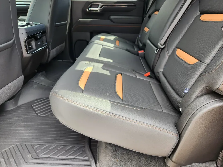 2025 GMC Sierra 2500HD AT4 | Photo 10 of 30