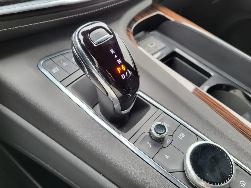 2024 Cadillac Escalade 4WD Premium Luxury | Photo 17 of 33