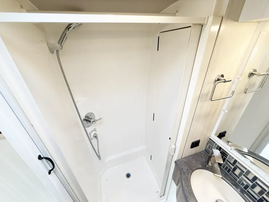 2015 Winnebago Era 70C | Photo 12 of 17