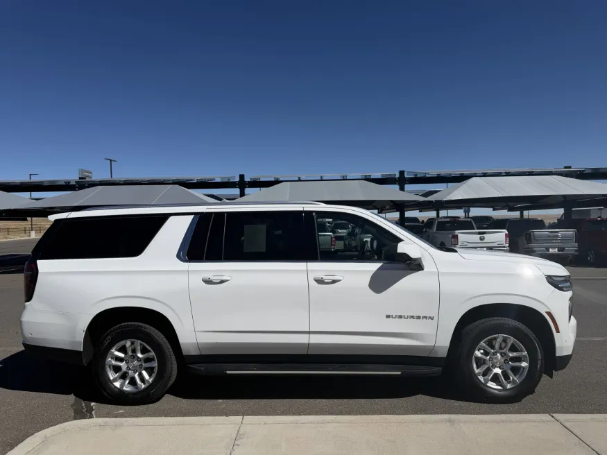 2025 Chevrolet Suburban LT | Photo 4 of 24