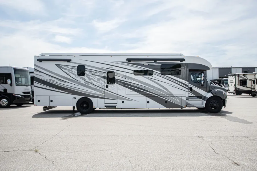 2026 Renegade Verona LE 40LTS | Photo 4 of 29