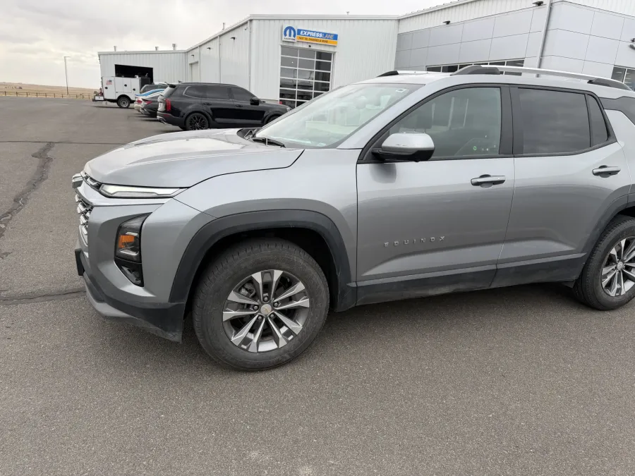 2025 Chevrolet Equinox AWD LT | Photo 2 of 4