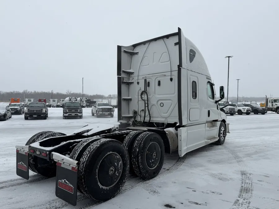 2022 Freightliner Cascadia | Photo 3 of 11