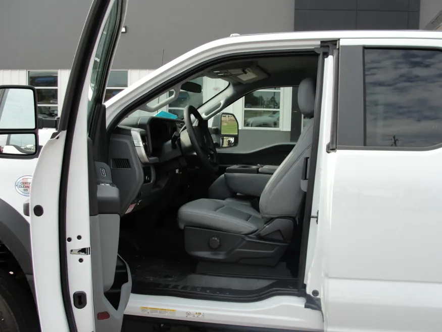 2025 Ford F-550 | Photo 9 of 17