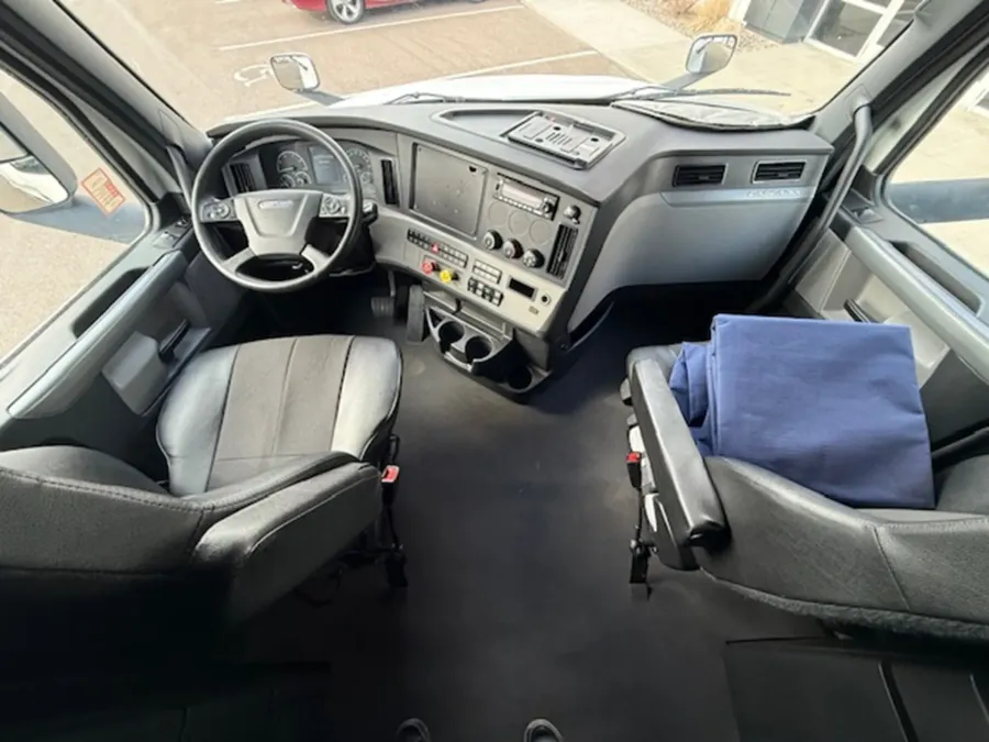 2022 Freightliner Cascadia 126 | Photo 10 of 11