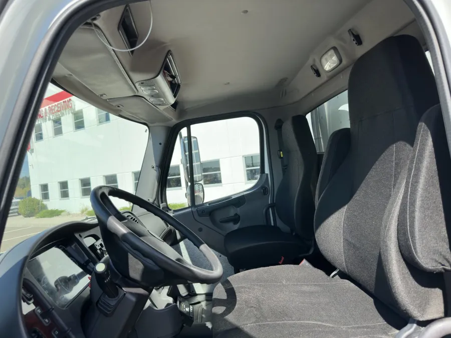 2016 Freightliner M2 106 | Photo 10 of 17