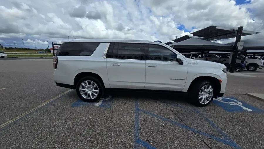 2021 Chevrolet Suburban | Photo 6 of 37