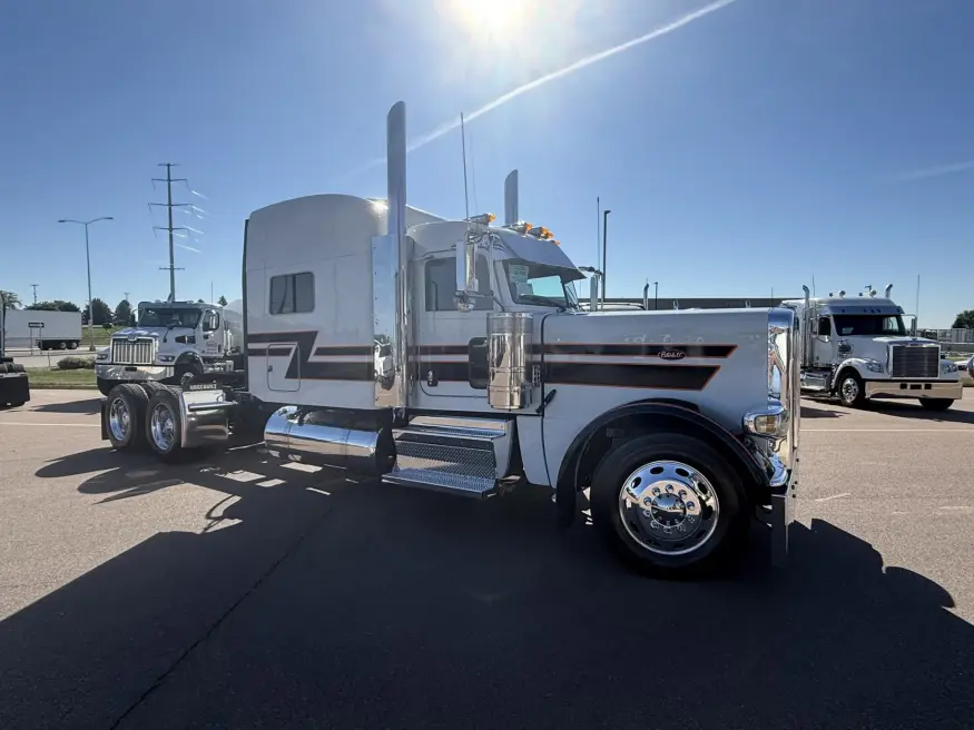 2023 Peterbilt 389 | Photo 6 of 12