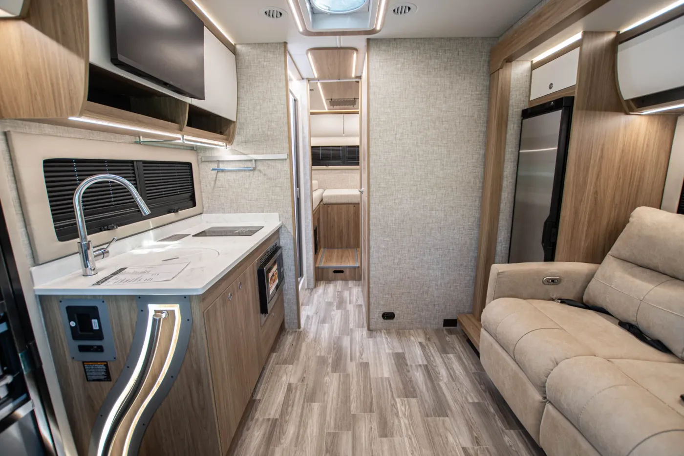 2026 Tiffin Wayfarer 25XLW | Photo 3 of 16