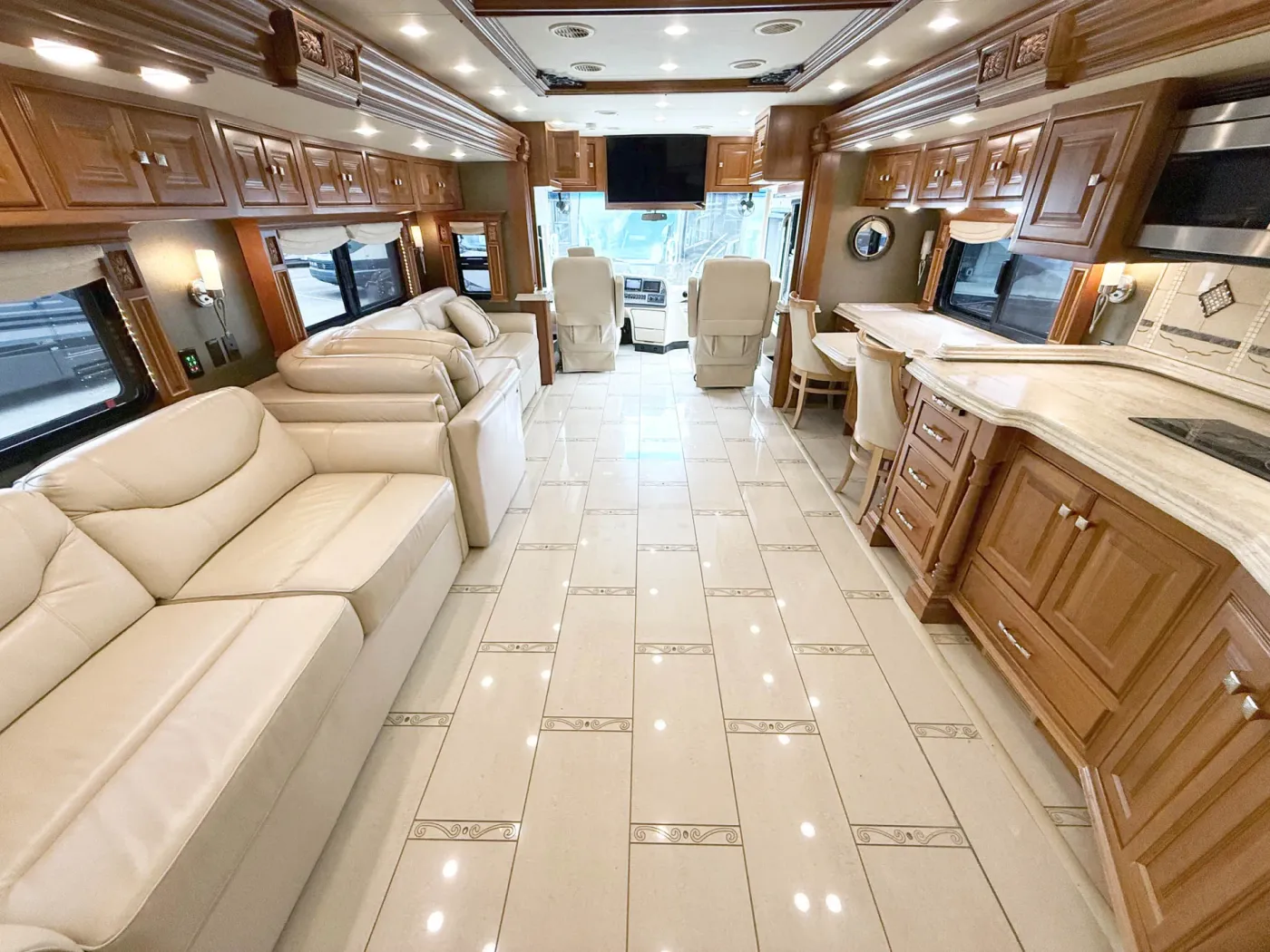 2013 Tiffin Zephyr | Photo 5 of 32