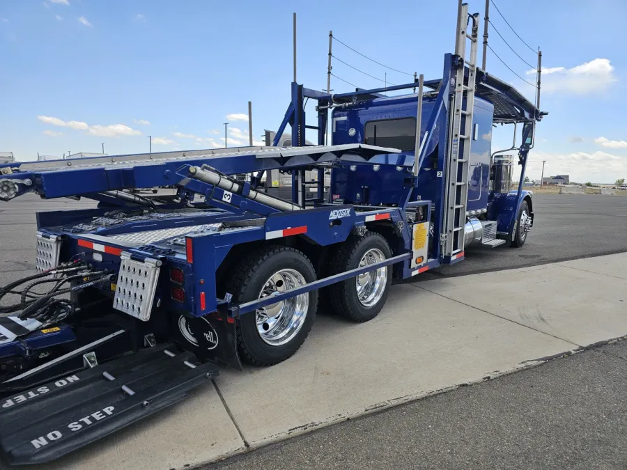 2024 Peterbilt 389 | Photo 5 of 32
