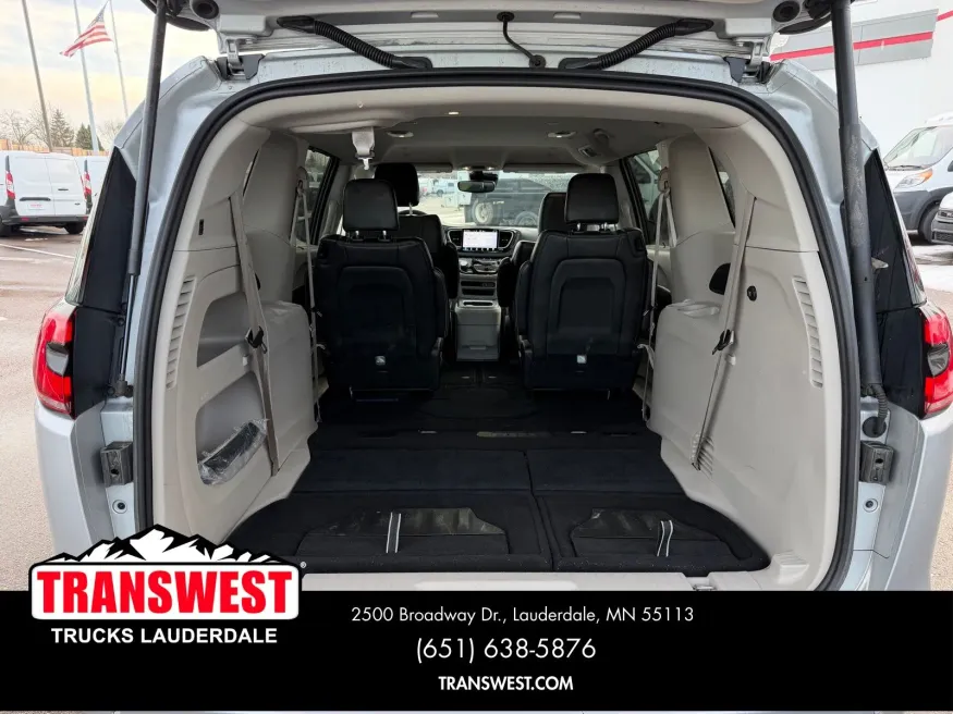 2024 Chrysler Pacifica Touring L | Photo 18 of 24