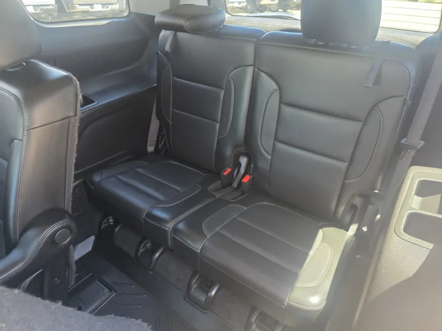 2020 GMC Acadia SLT | Photo 13 of 27