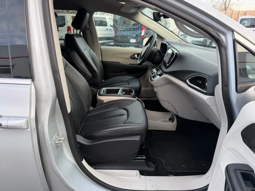 2024 Chrysler Pacifica | Photo 21 of 24