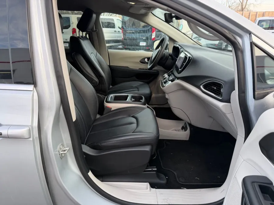 2024 Chrysler Pacifica | Photo 21 of 24