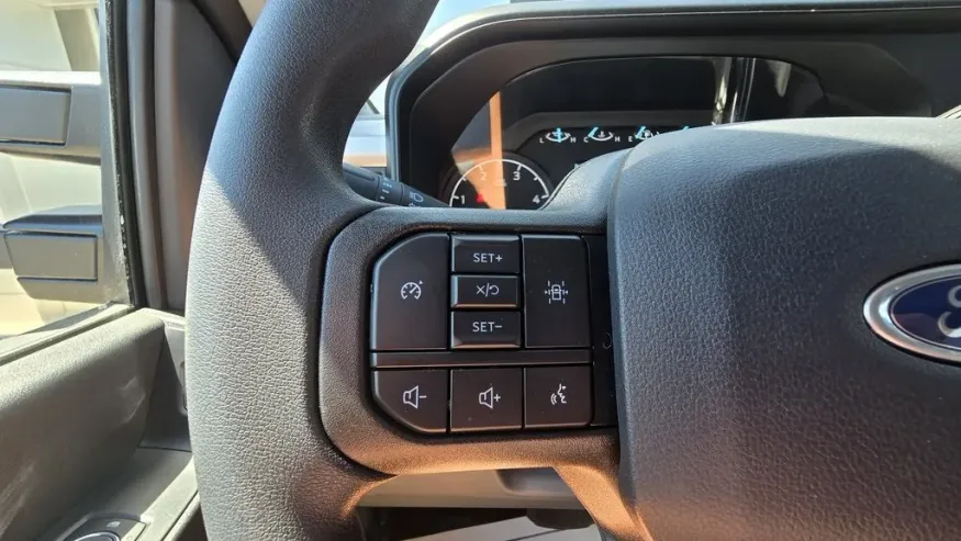 2025 Ford Super Duty F-450 | Photo 13 of 26