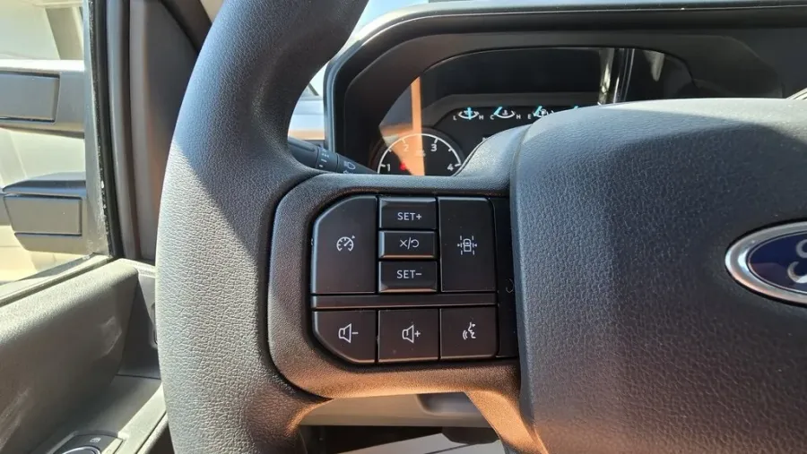 2025 Ford Super Duty F-450 | Photo 13 of 26