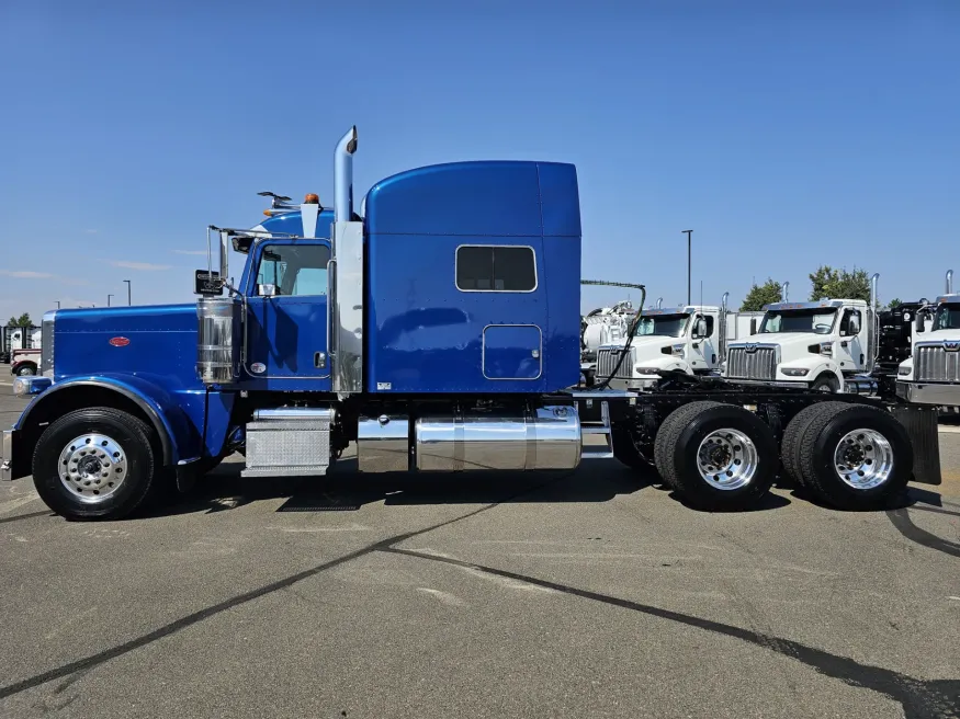 2022 Peterbilt 389 | Photo 4 of 23